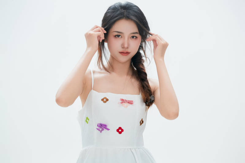 白色背景里的中国女性大学生