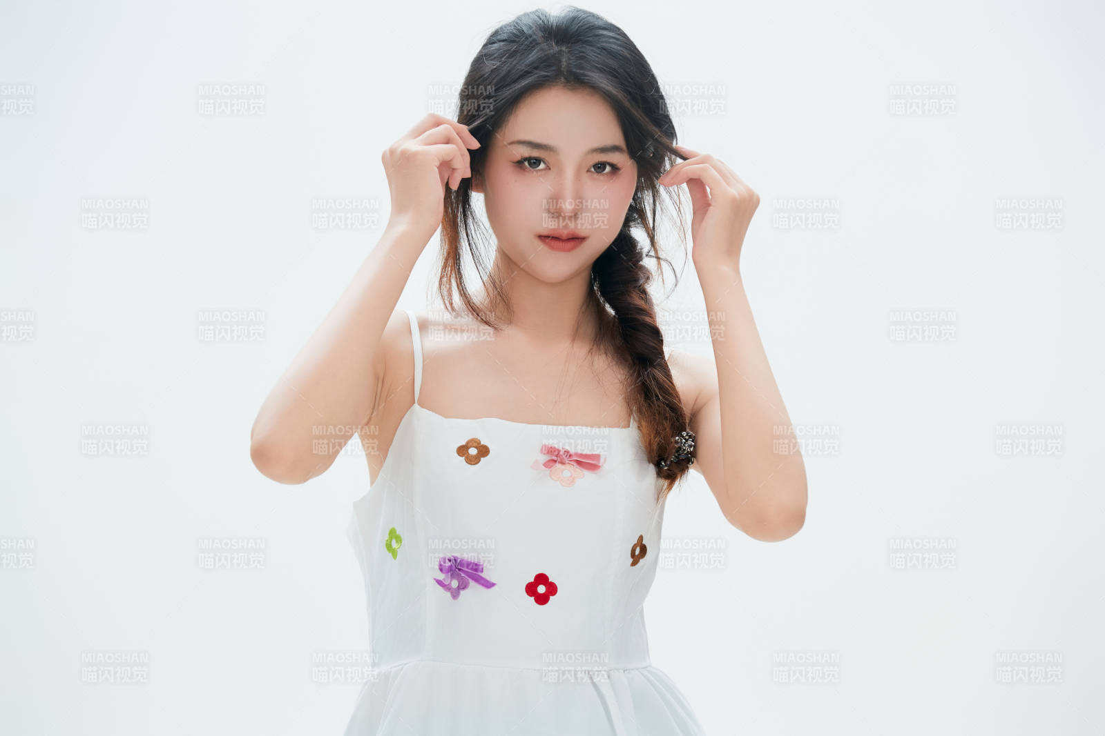 白色背景里的中国女性大学生