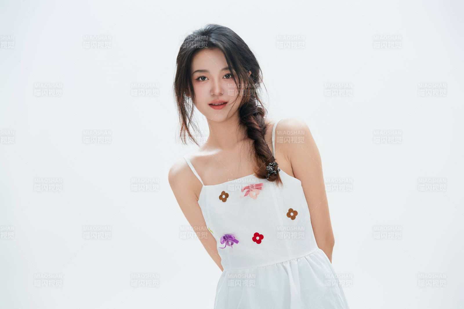 白色背景里的中国女性大学生