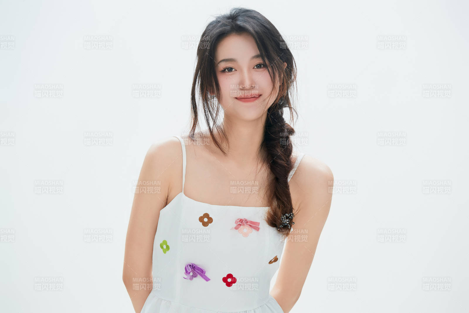 白色背景里的中国女性大学生