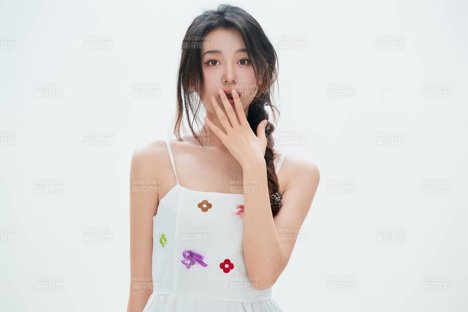 白色背景里的中国女性大学生