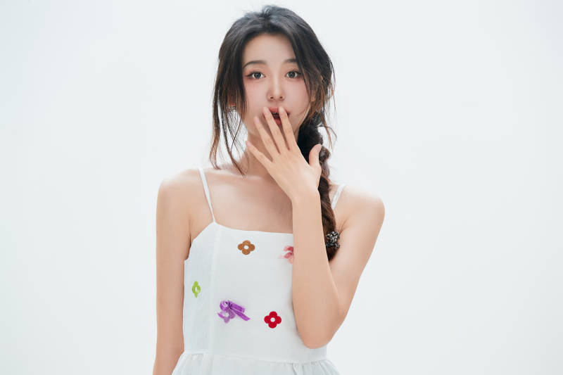 白色背景里的中国女性大学生