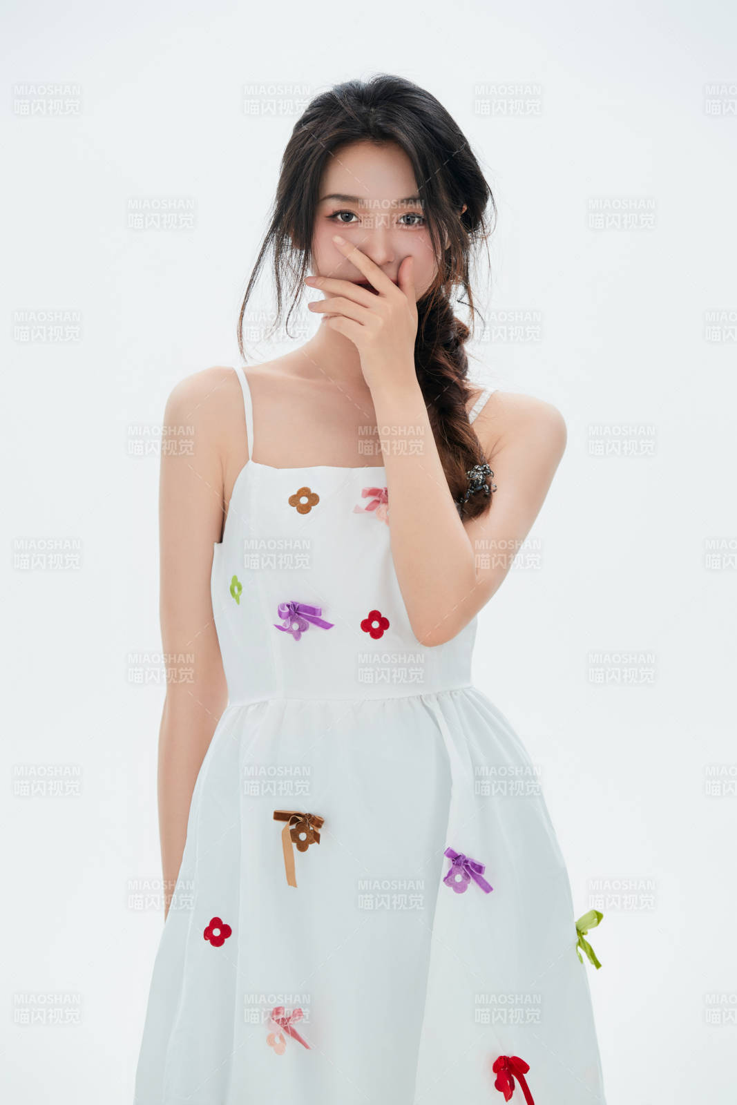 白色背景里的中国女性大学生