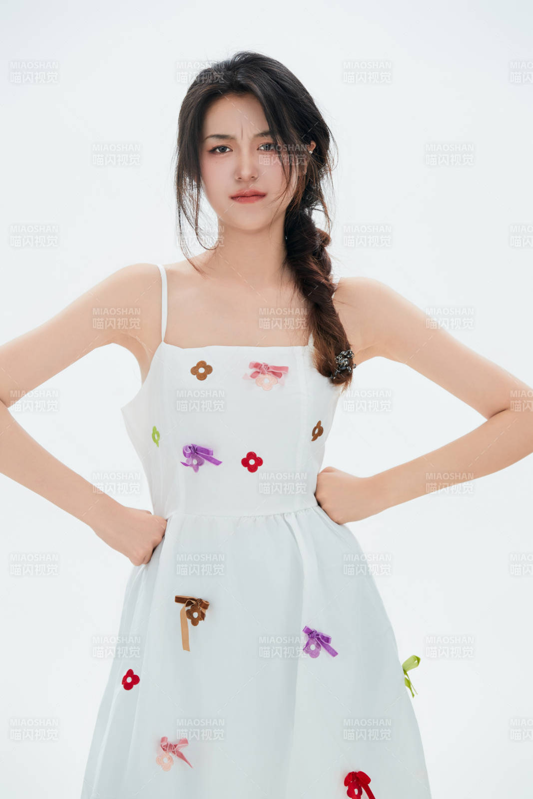 白色背景里的中國女性大學生