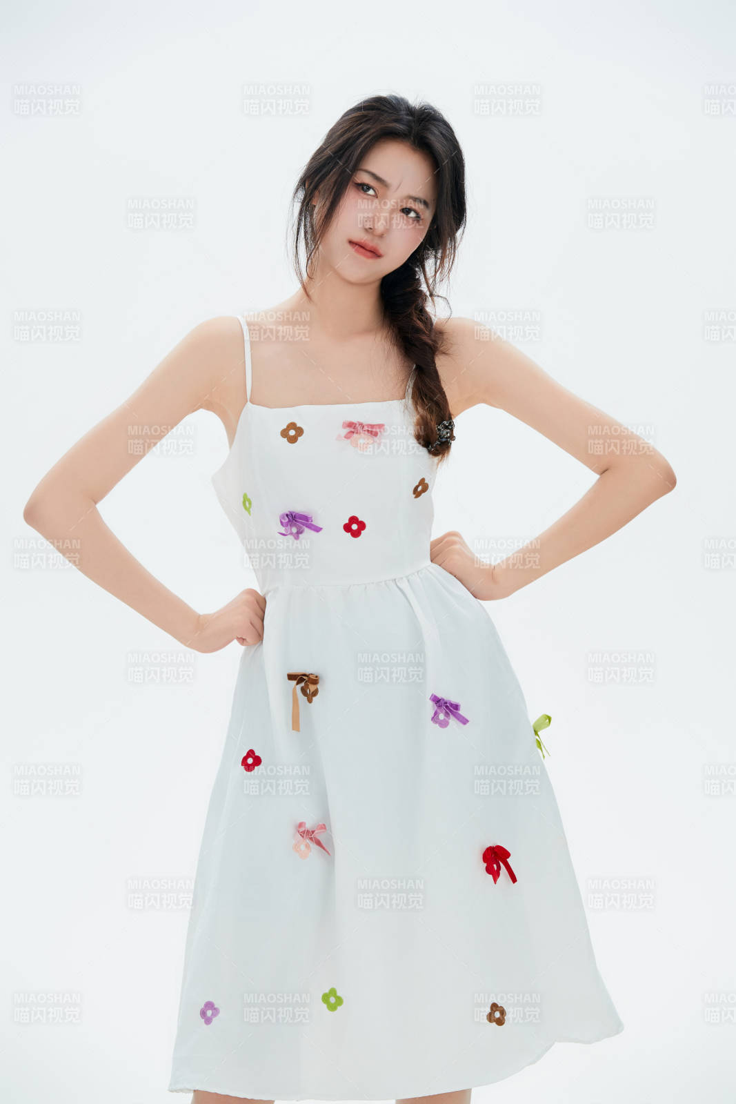 白色背景里的中國女性大學生