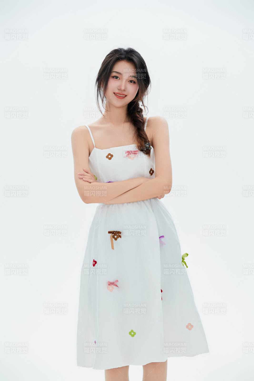 白色背景里的中國女性大學生