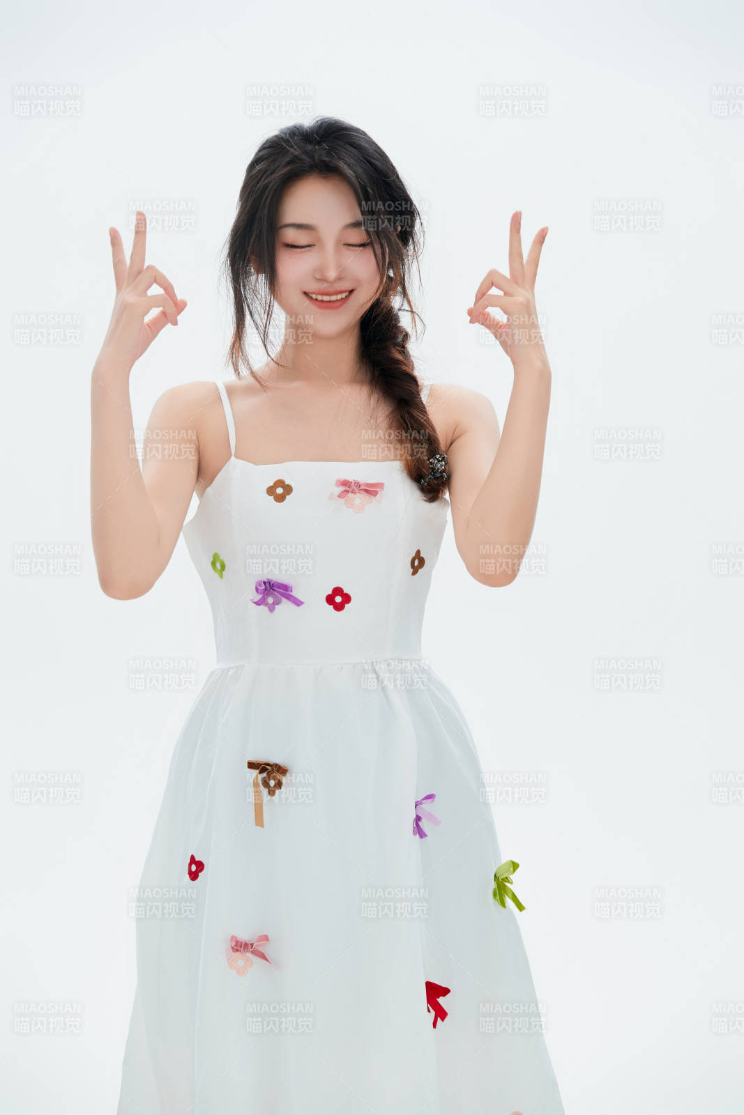 白色背景里的中國女性大學生