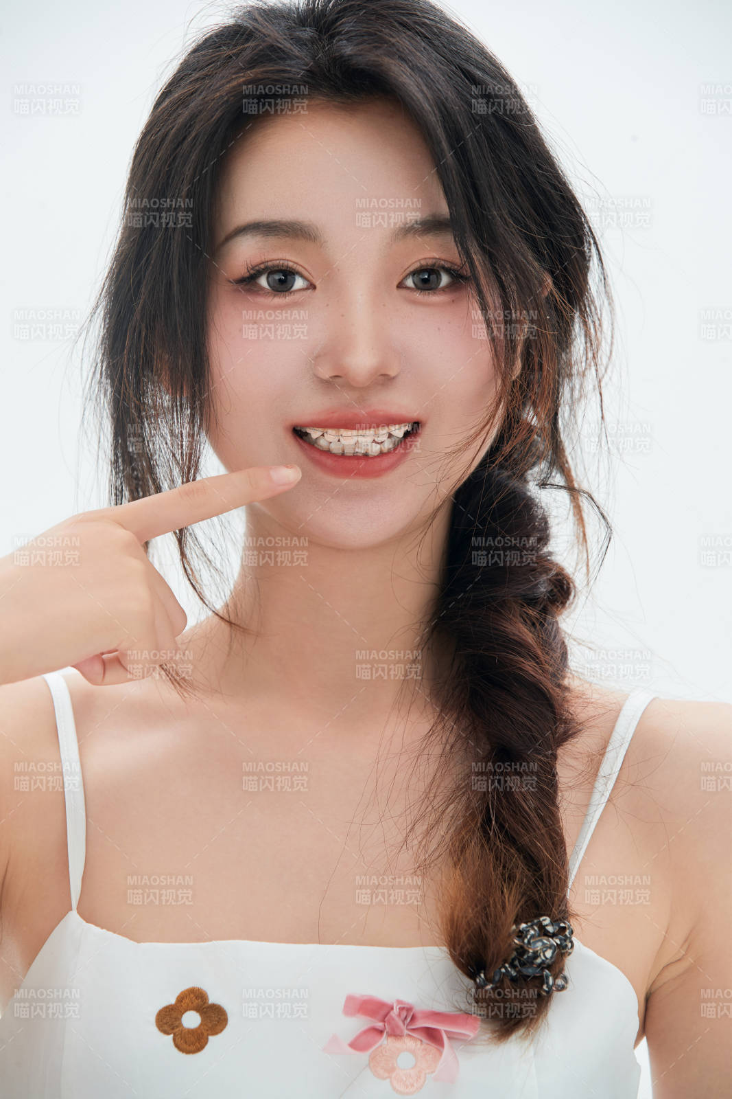 佩戴牙齒矯正器的亞洲美女牙齒矯正牙科