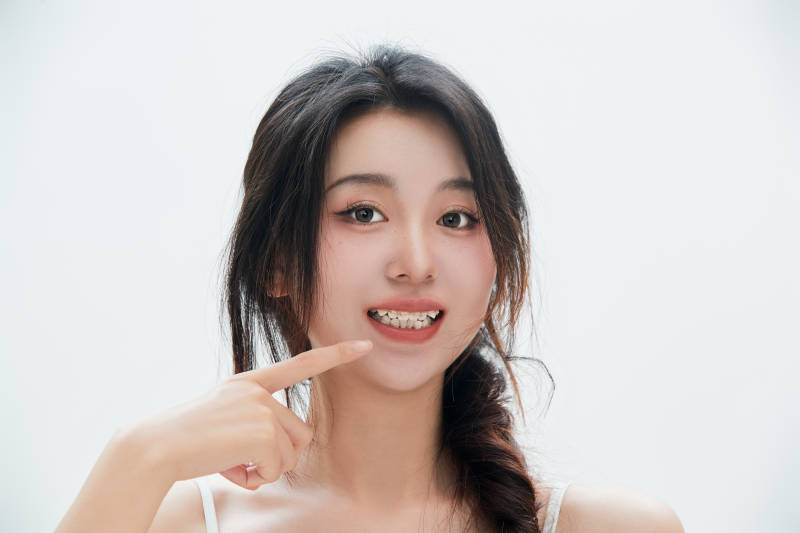 佩戴牙齿矫正器的亚洲美女牙齿矫正牙科
