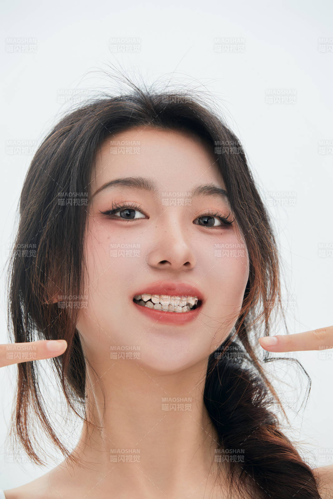 佩戴牙齒矯正器的亞洲美女牙齒矯正牙科