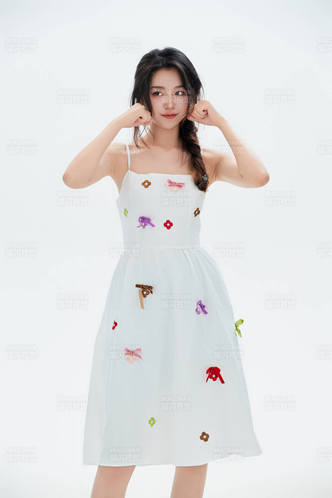 白色背景里的中國女性大學生