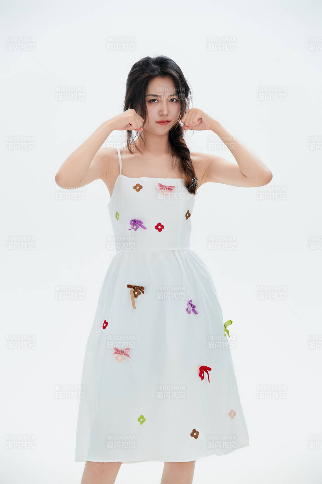 白色背景里的中國女性大學生