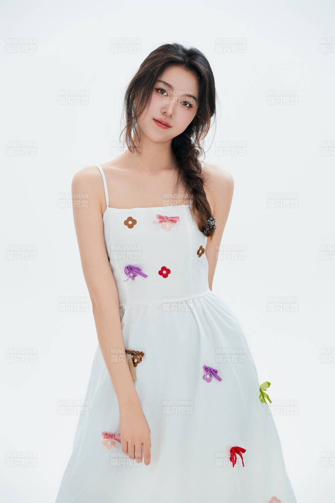 白色背景里的中國女性大學(xué)生