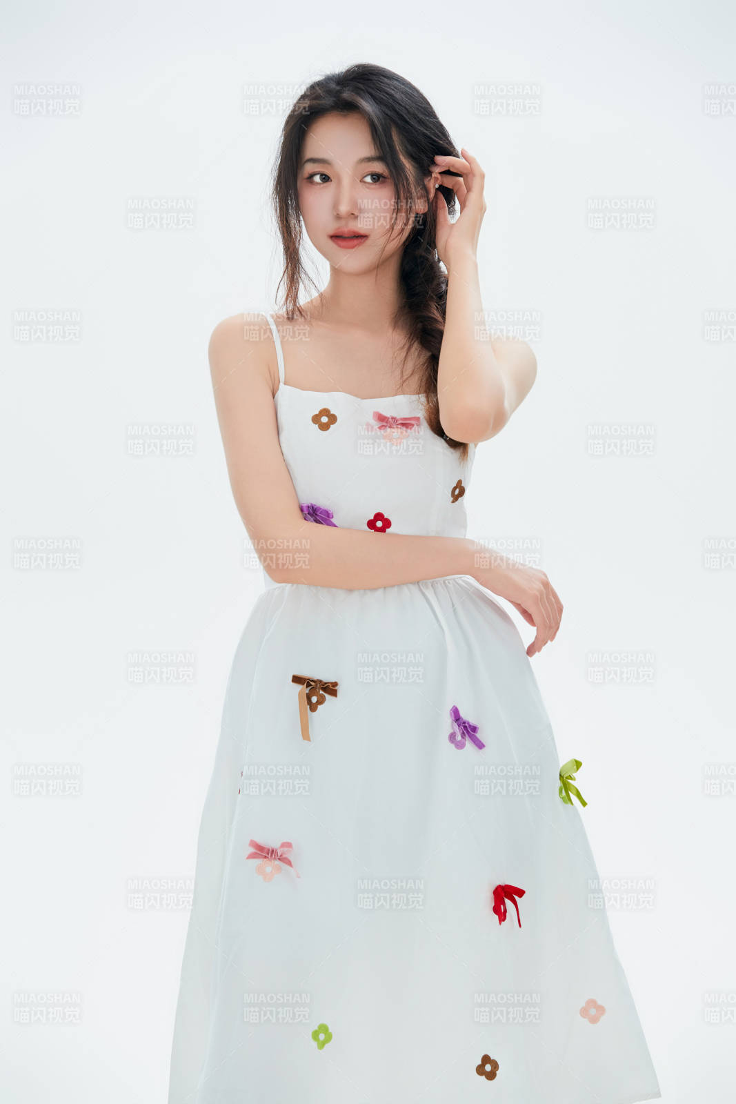 白色背景里的中國女性大學生