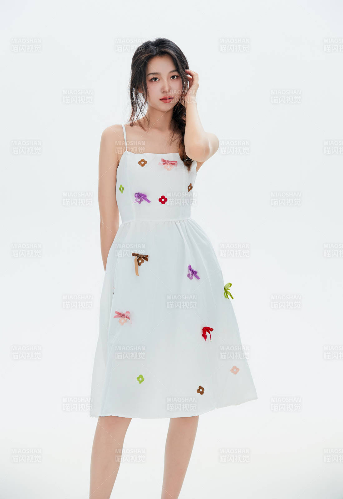 白色背景里的中國女性大學生