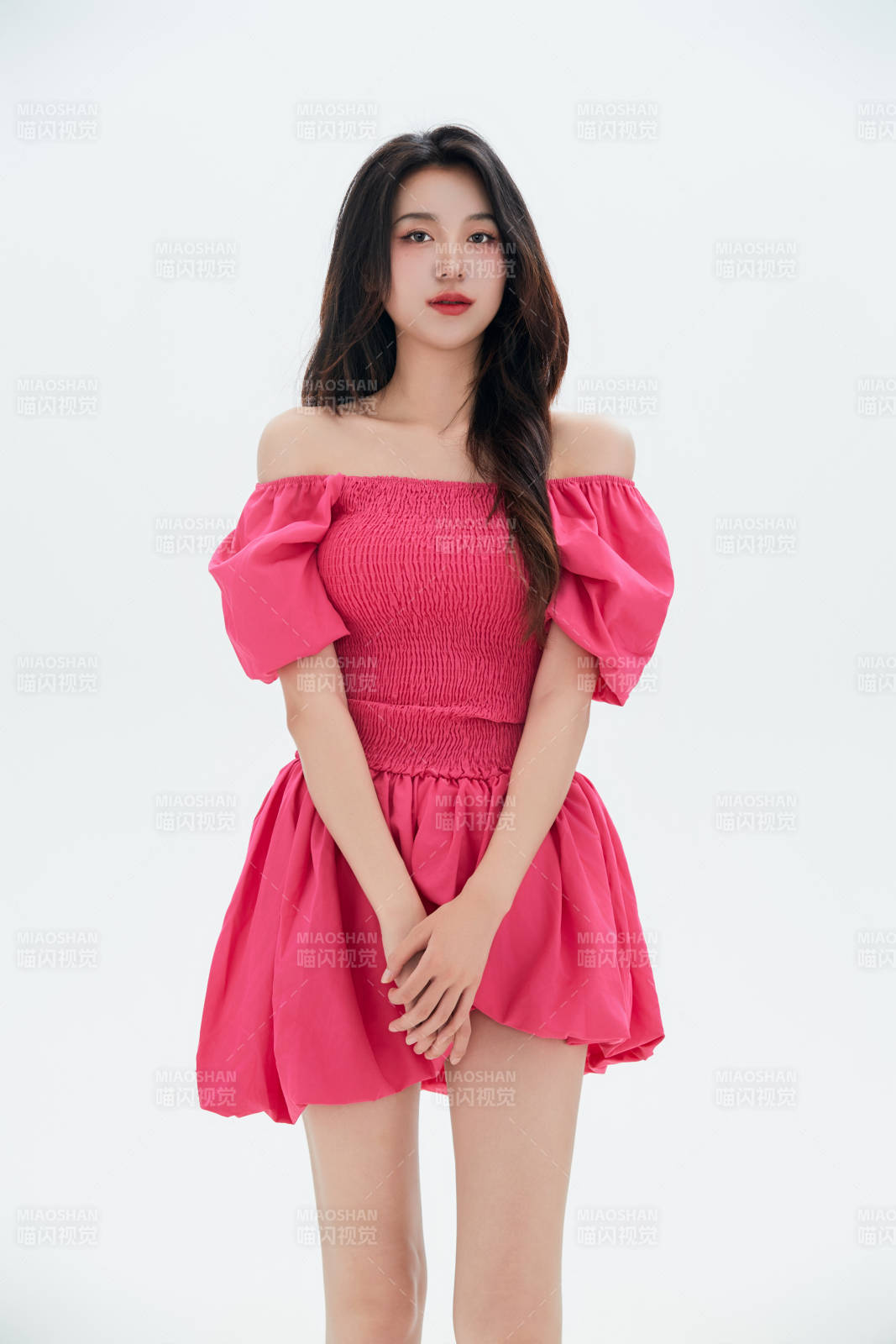 白色背景里的中國女性大學生