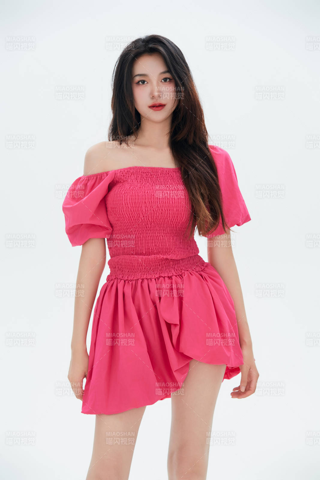 白色背景里的中國女性大學生