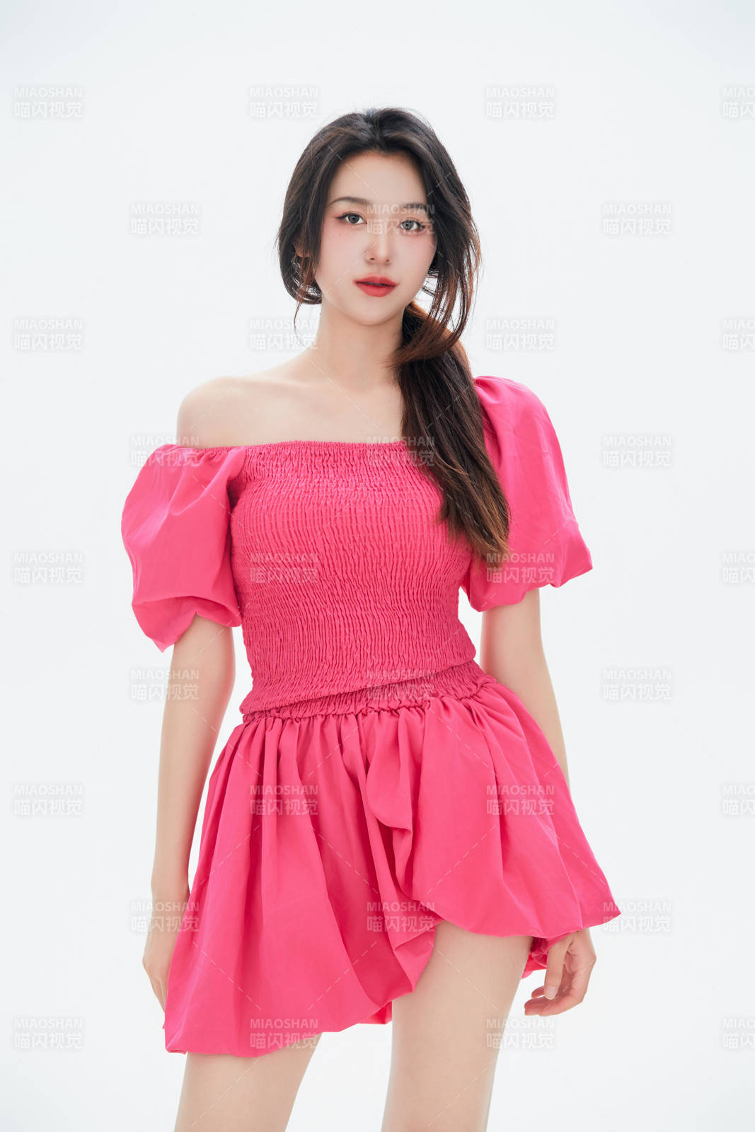 白色背景里的中國女性大學(xué)生