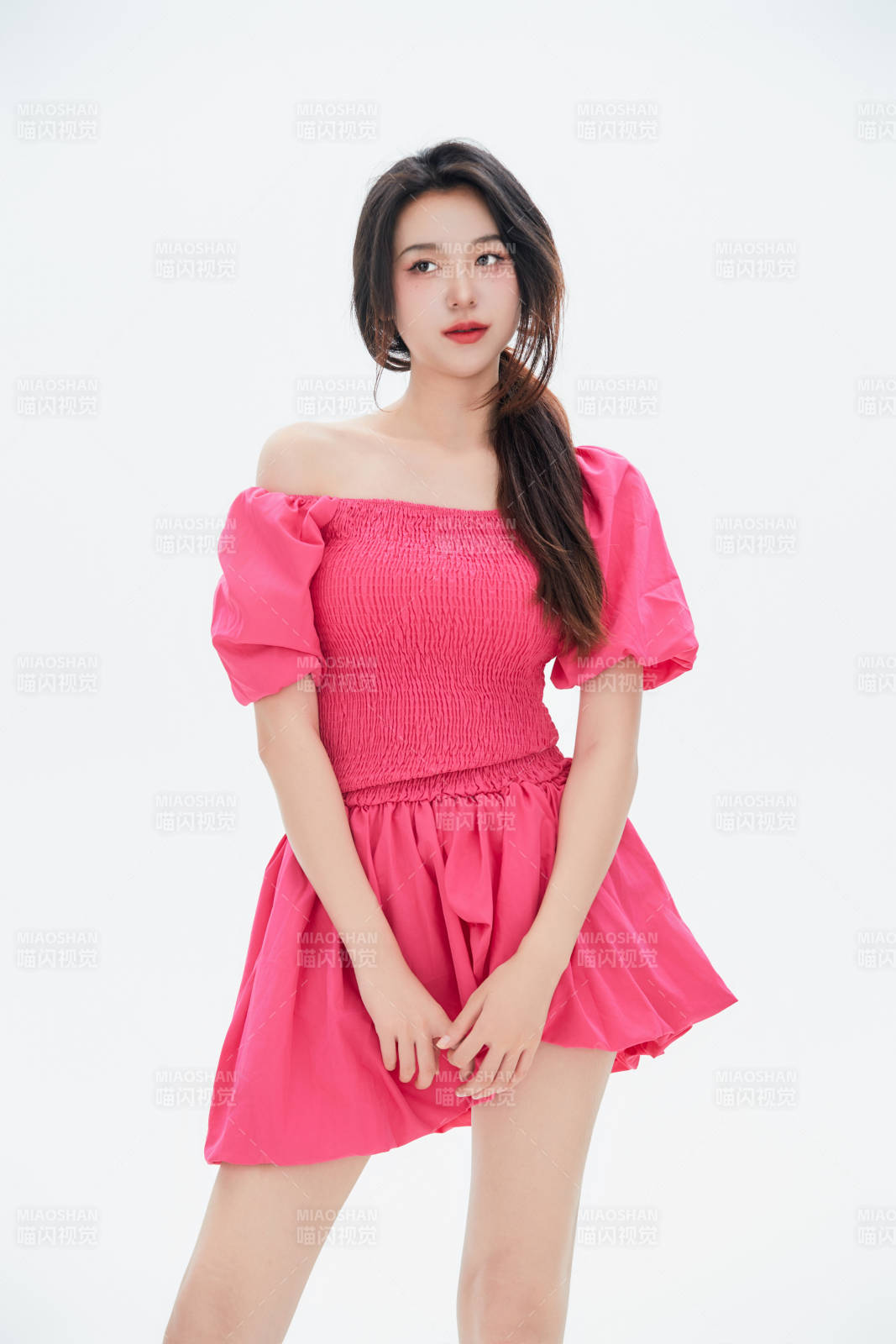 白色背景里的中國女性大學生