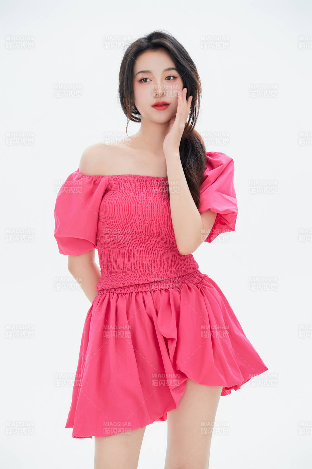 白色背景里的中國女性大學生