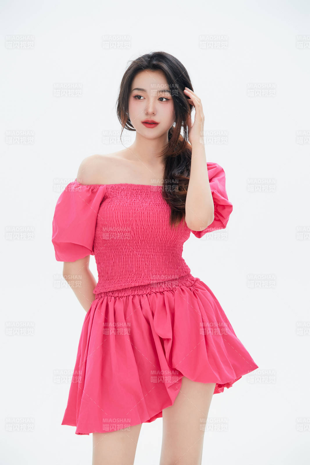 白色背景里的中國女性大學(xué)生