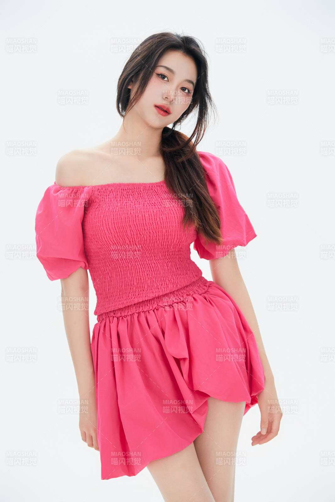 白色背景里的中國女性大學生