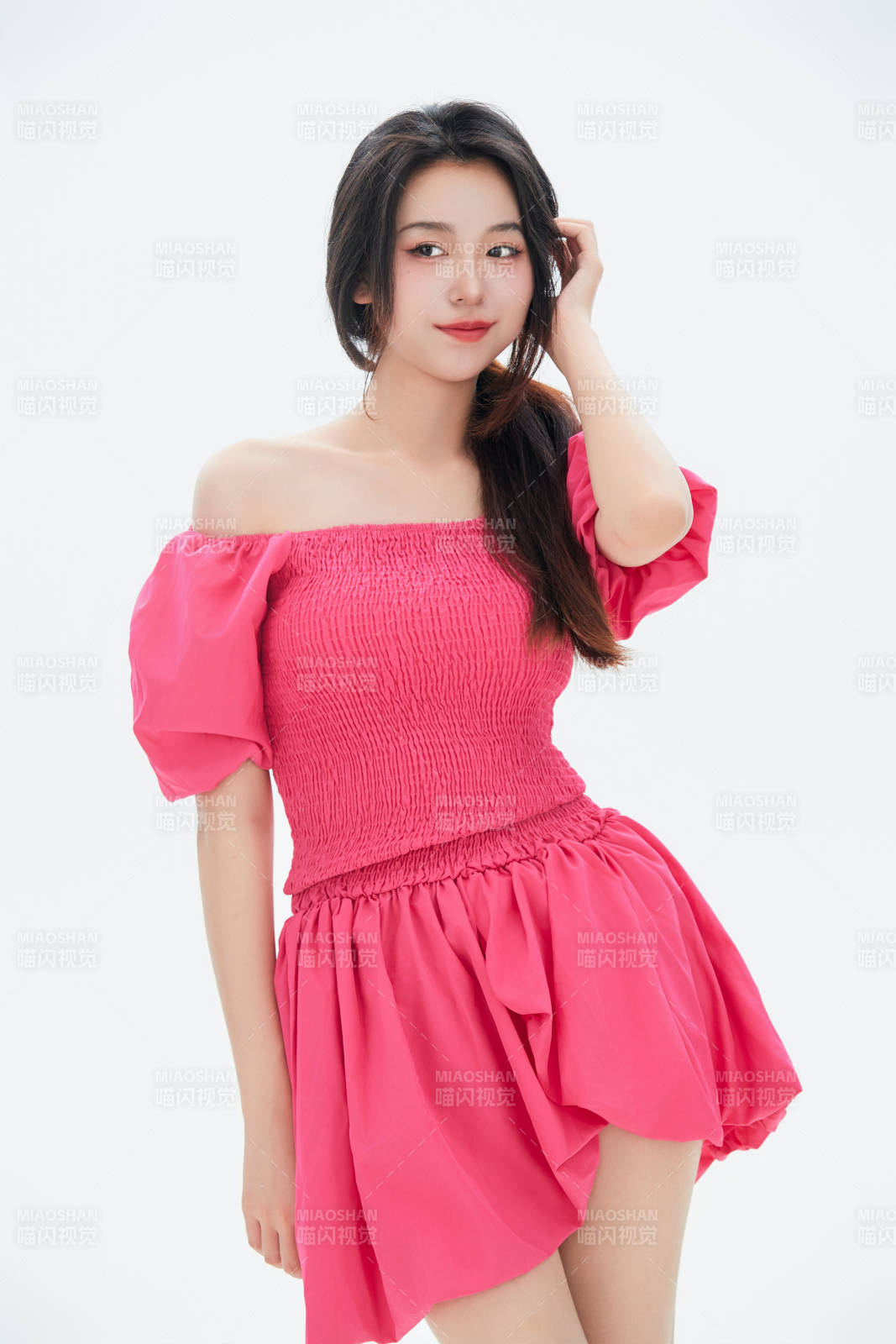 白色背景里的中國女性大學生