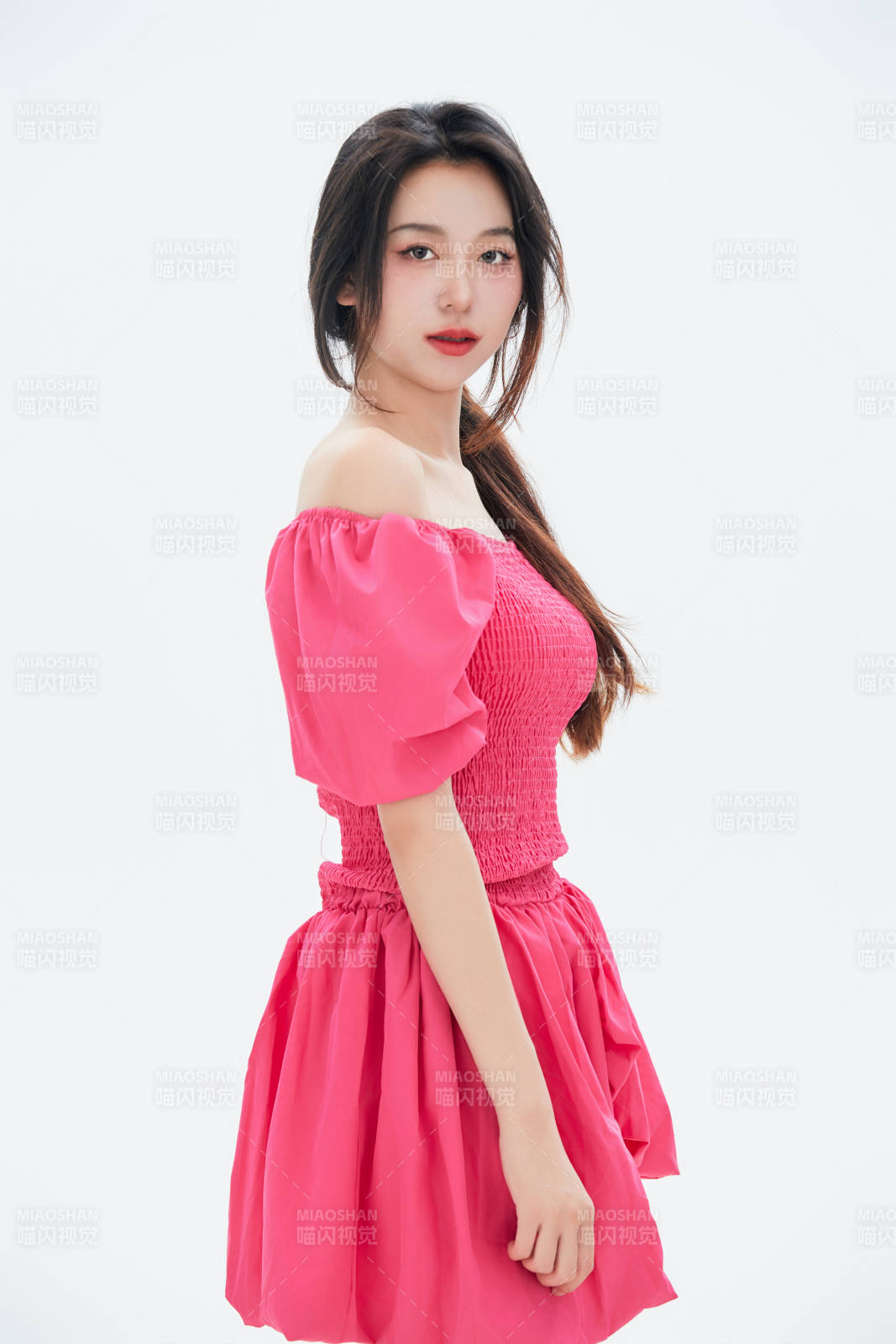 白色背景里的中國女性大學生