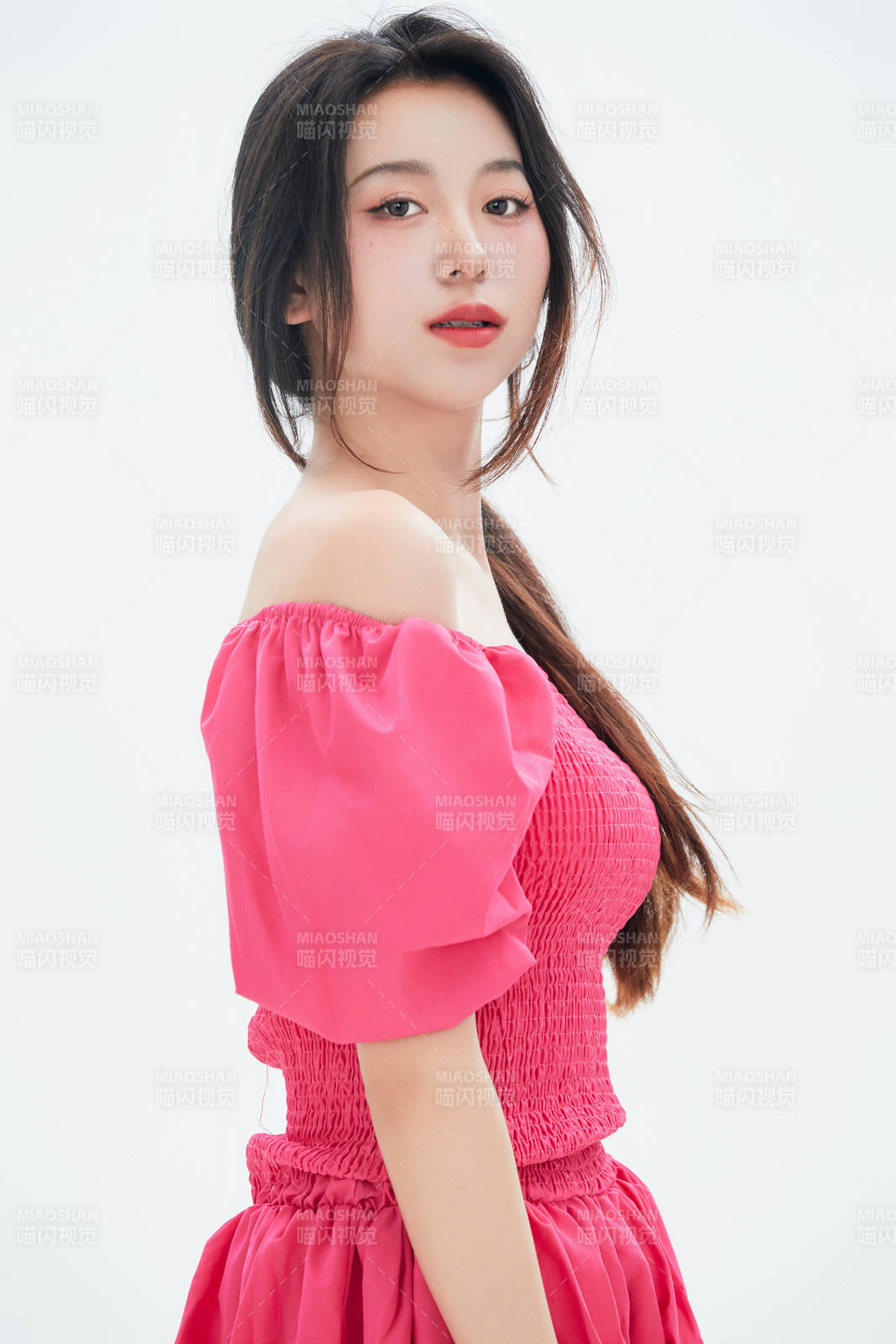 白色背景里的中國女性大學生