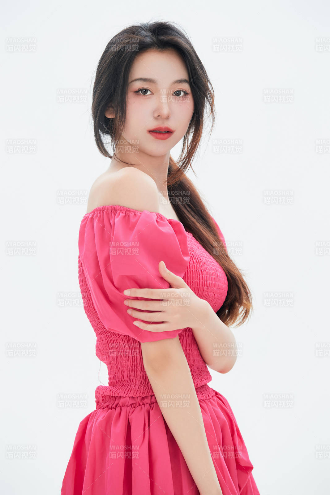 白色背景里的中国女性大学生