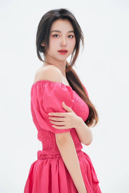 白色背景里的中国女性大学生