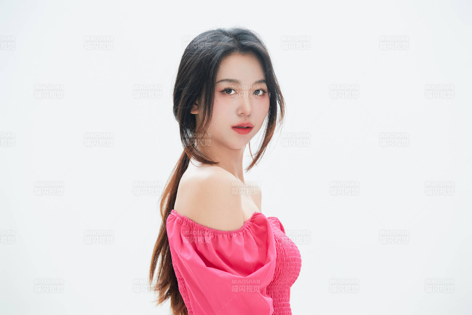 白色背景里的中國(guó)女性大學(xué)生