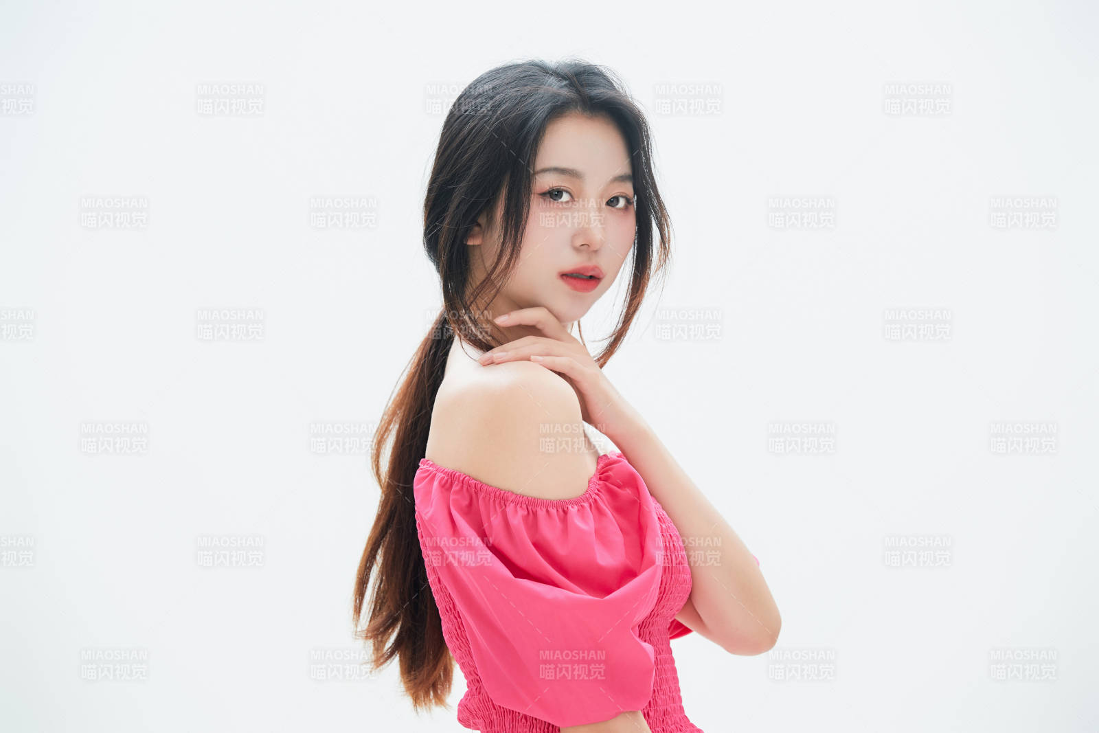 白色背景里的中国女性大学生图片