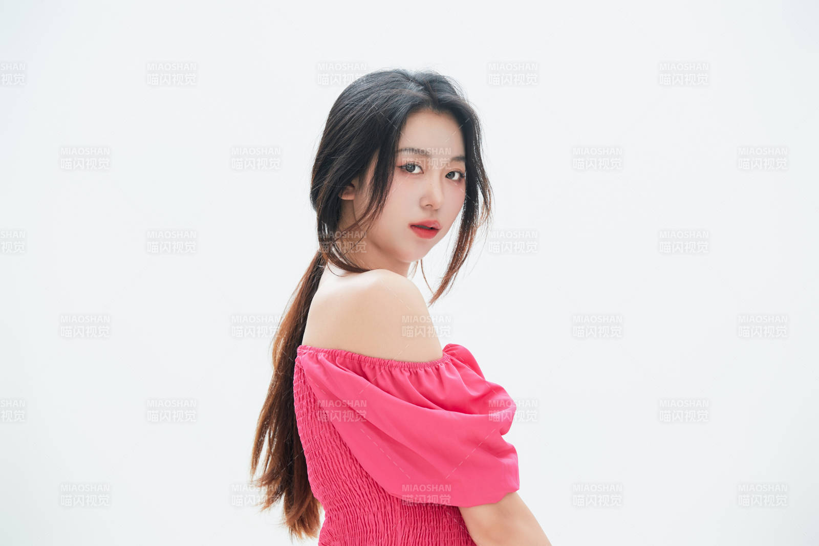 白色背景里的中國女性大學(xué)生