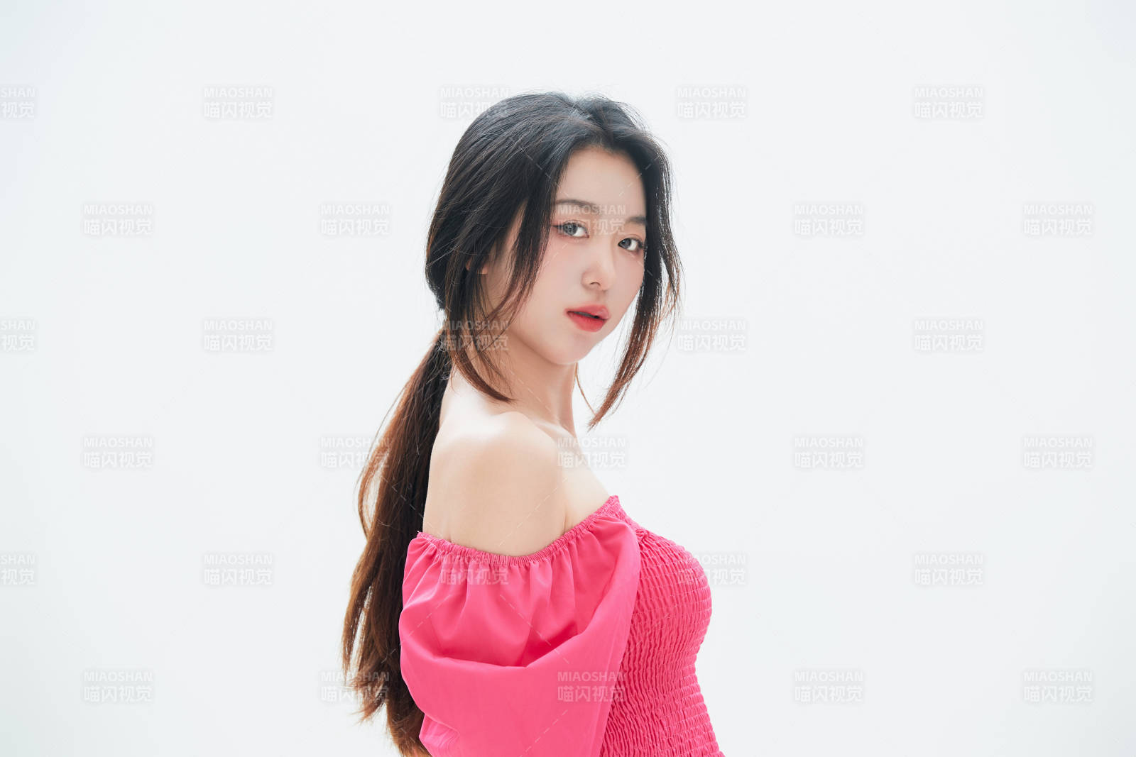 白色背景里的中國女性大學生