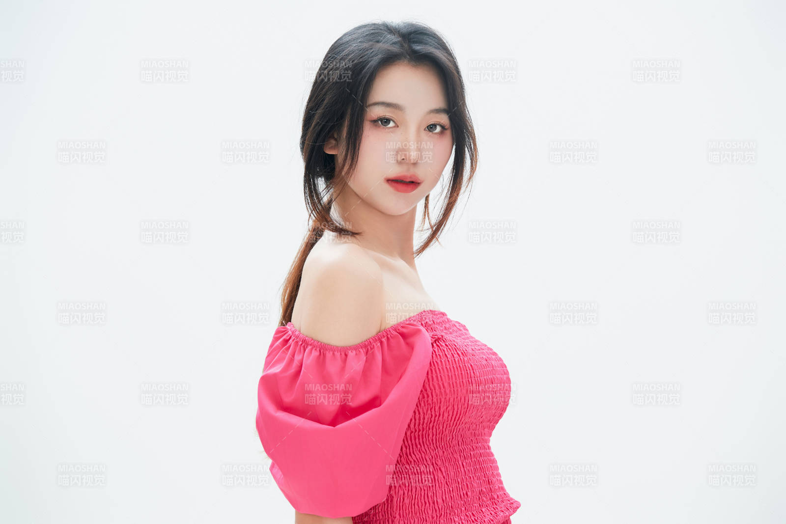 白色背景里的中國女性大學(xué)生