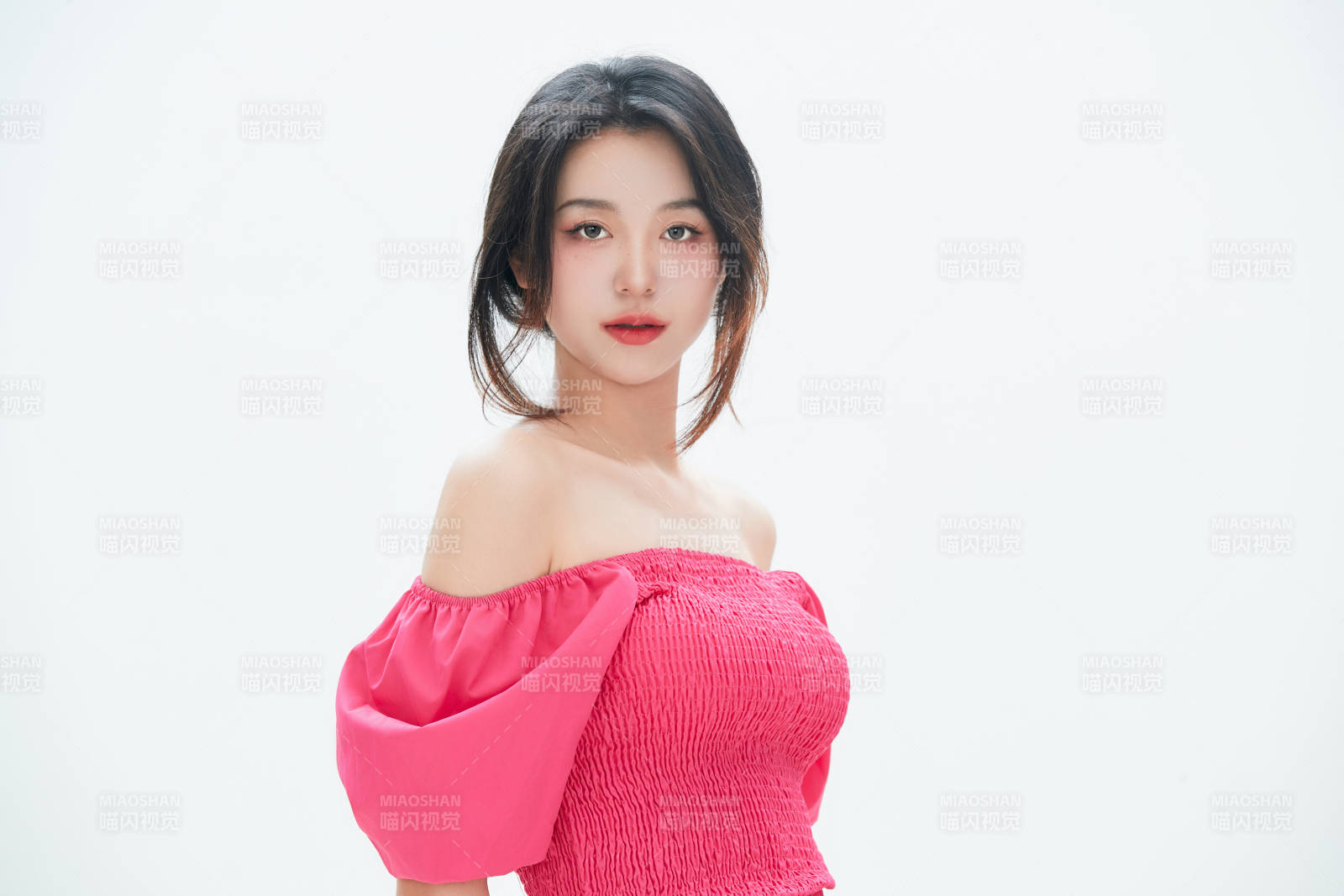 白色背景里的中國女性大學生