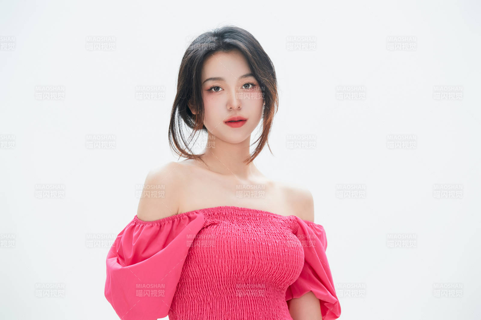 白色背景里的中國女性大學(xué)生