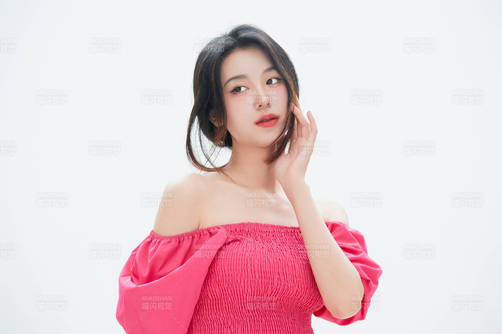 白色背景里的中國女性大學(xué)生