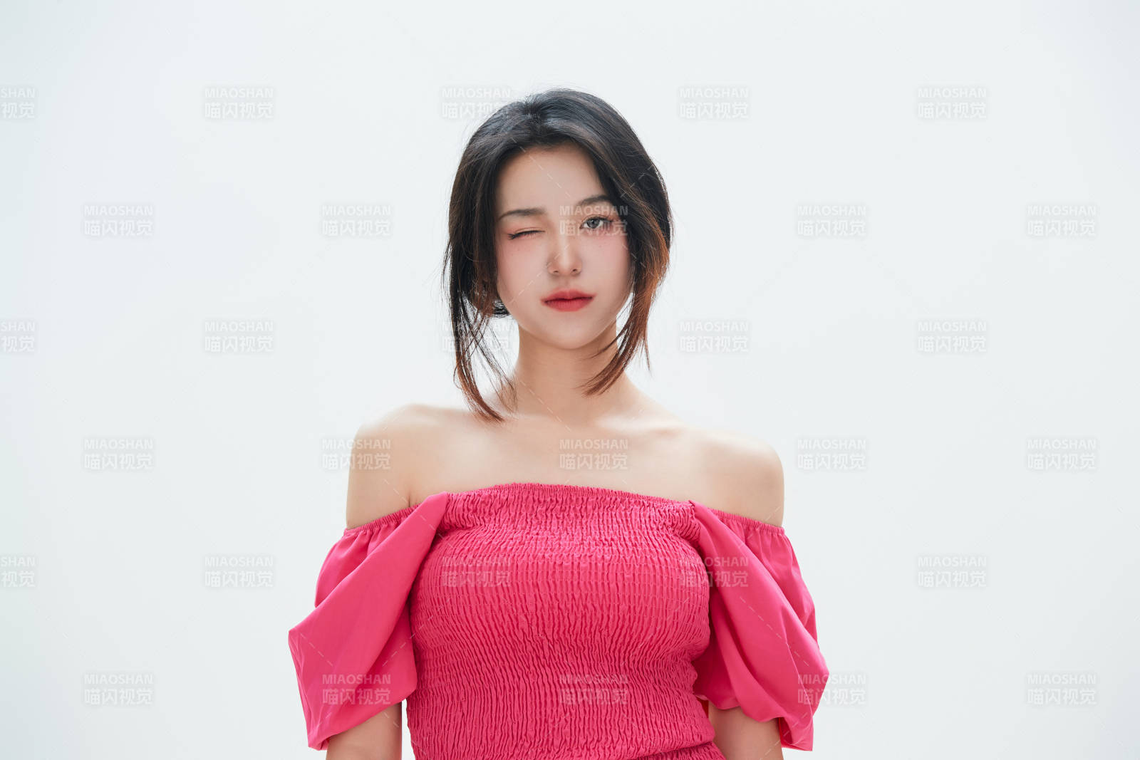 白色背景里的中國女性大學生