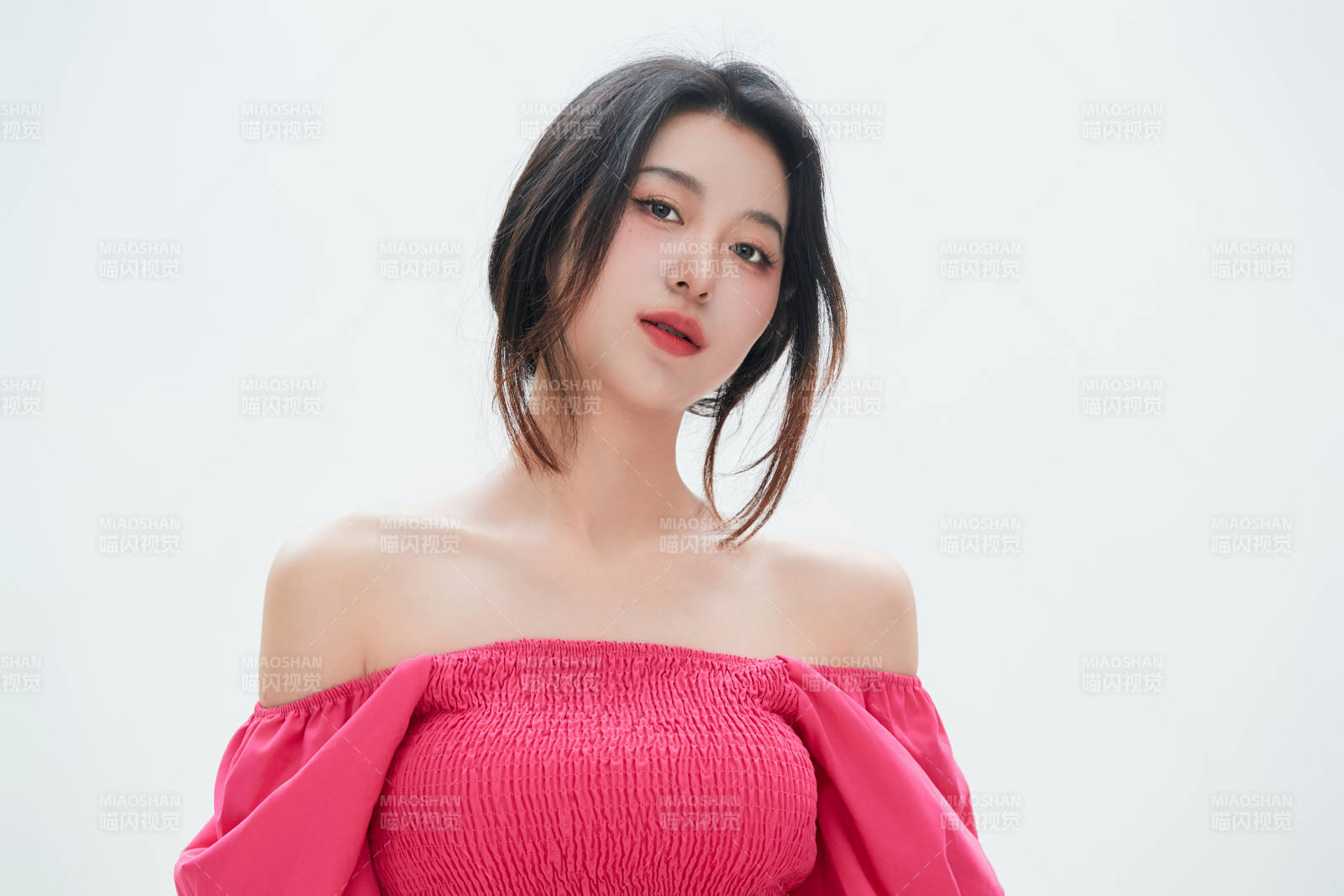 白色背景里的中國(guó)女性大學(xué)生