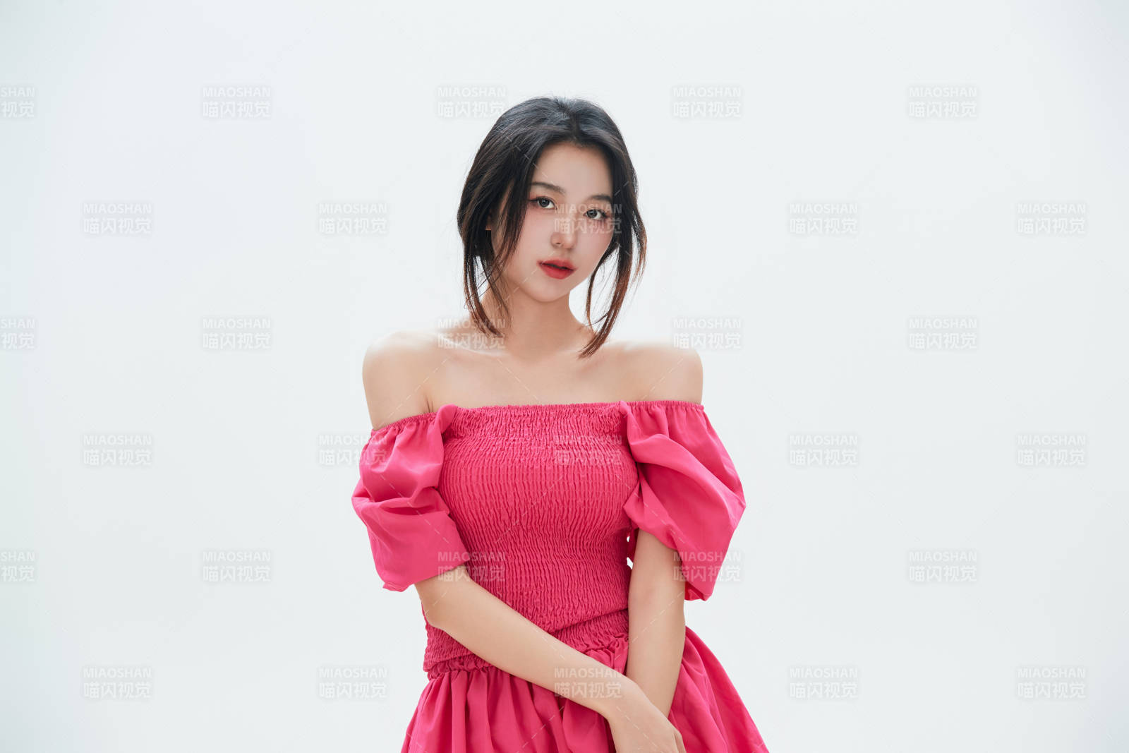 白色背景里的中國女性大學生