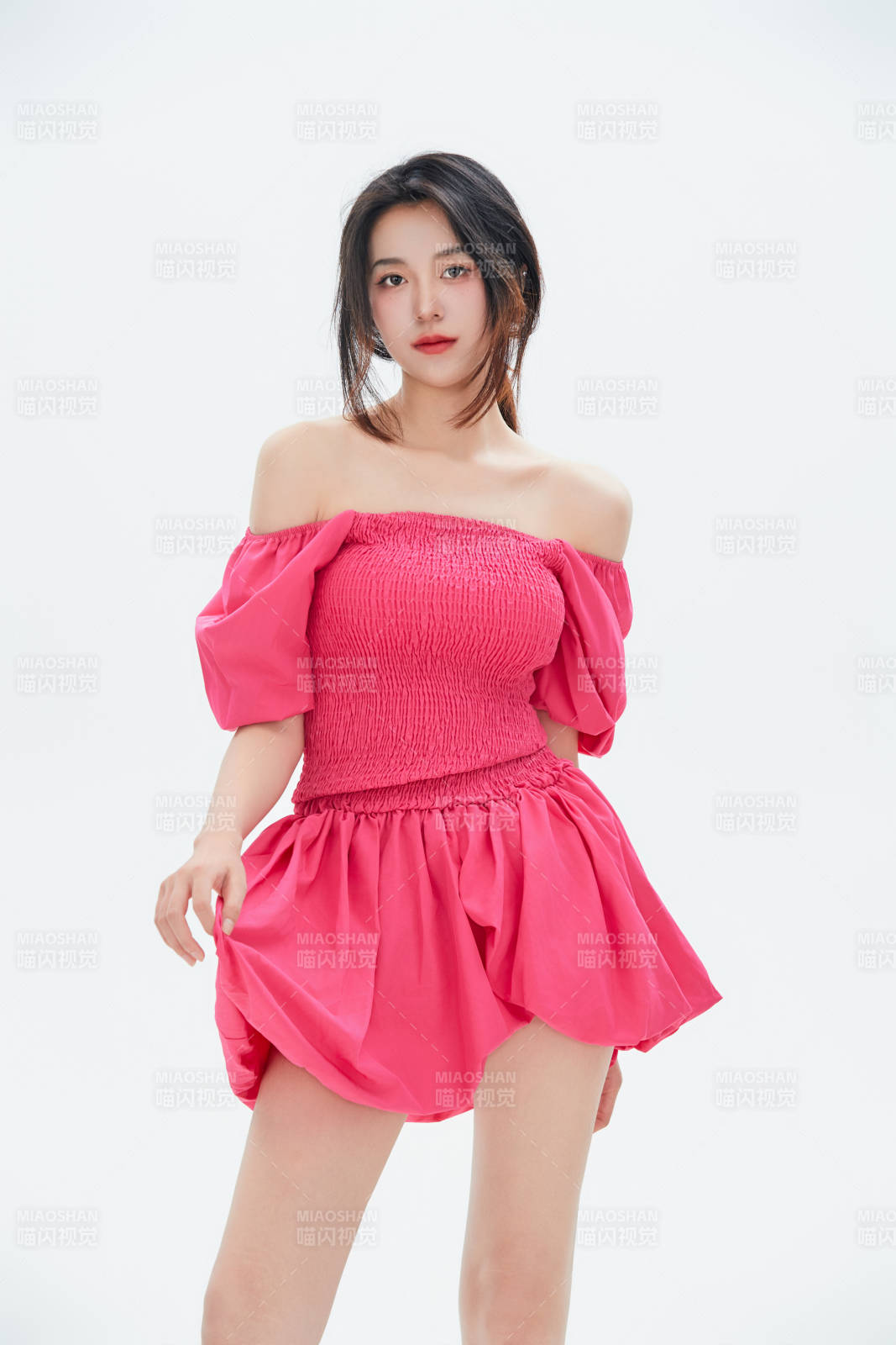 白色背景里的中國(guó)女性大學(xué)生