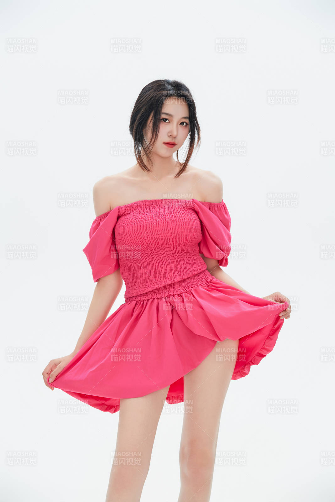 白色背景里的中国女性大学生