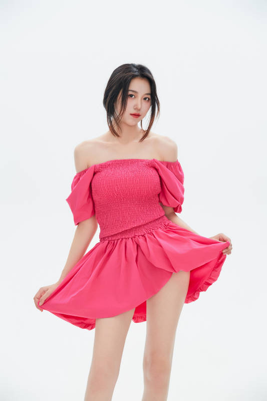 白色背景里的中国女性大学生