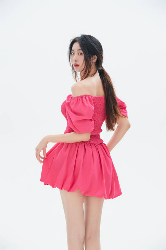 白色背景里的中国女性大学生