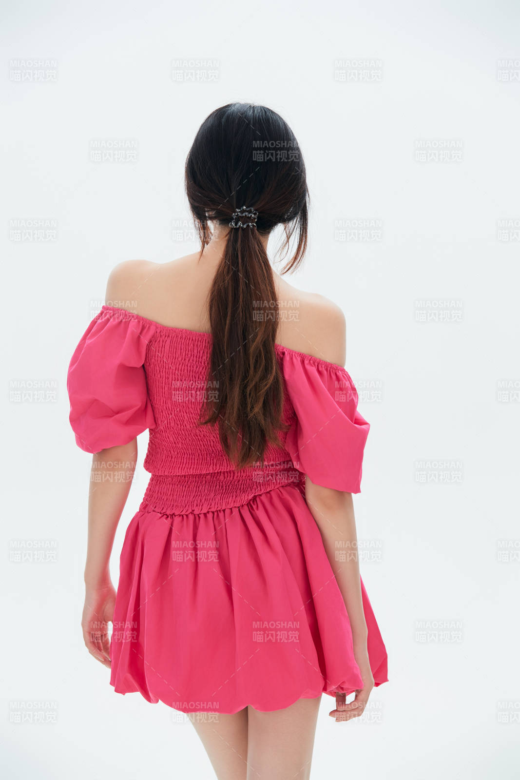 白色背景里的中國女性大學生