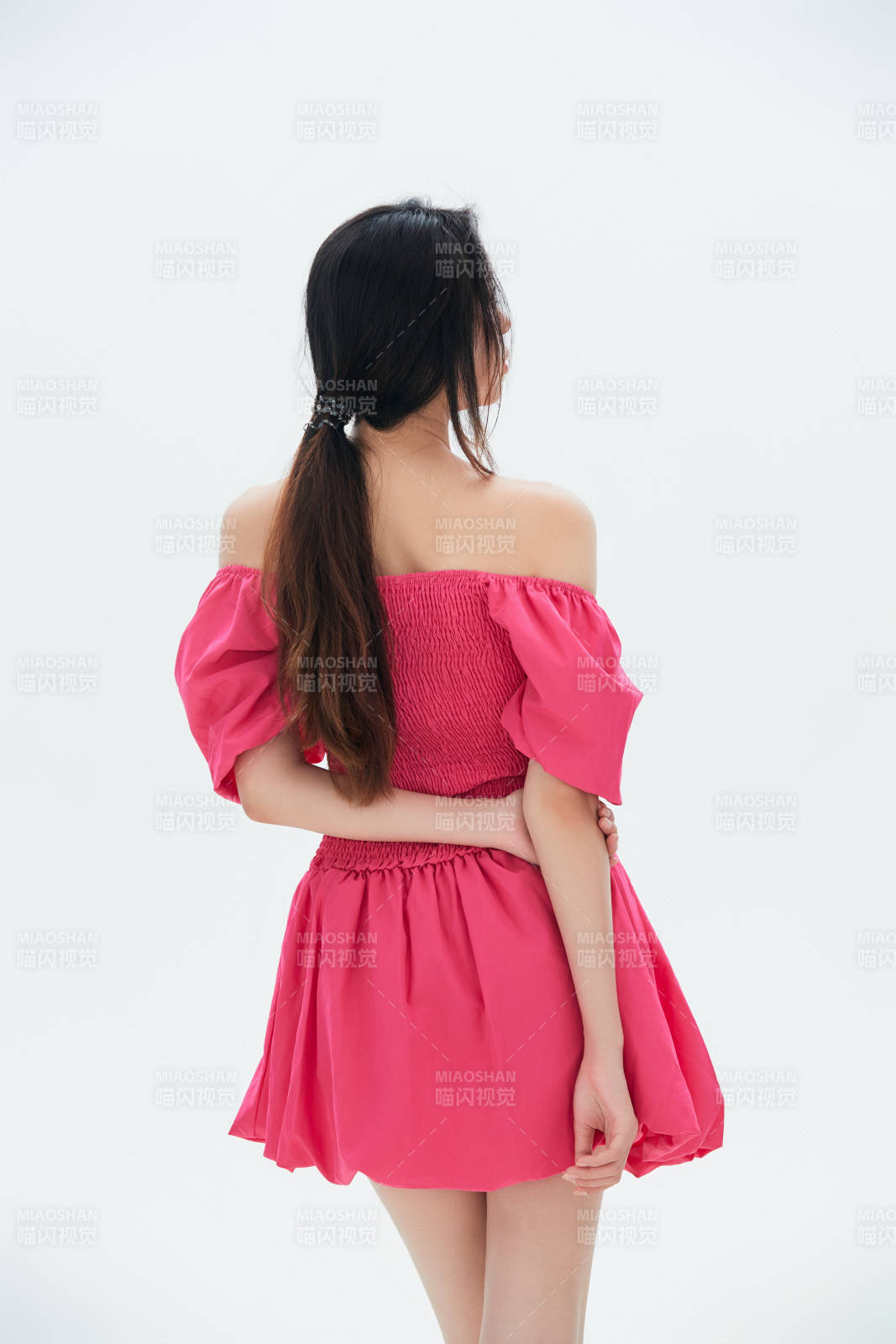 白色背景里的中國女性大學生