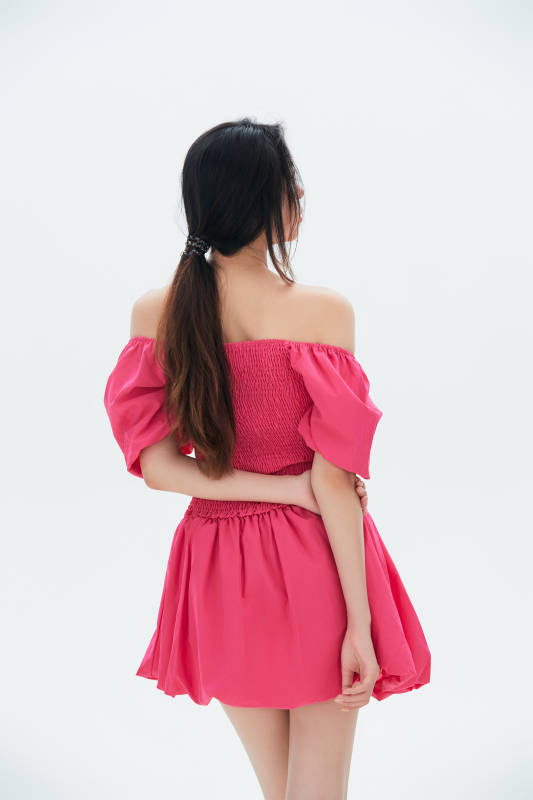 白色背景里的中国女性大学生