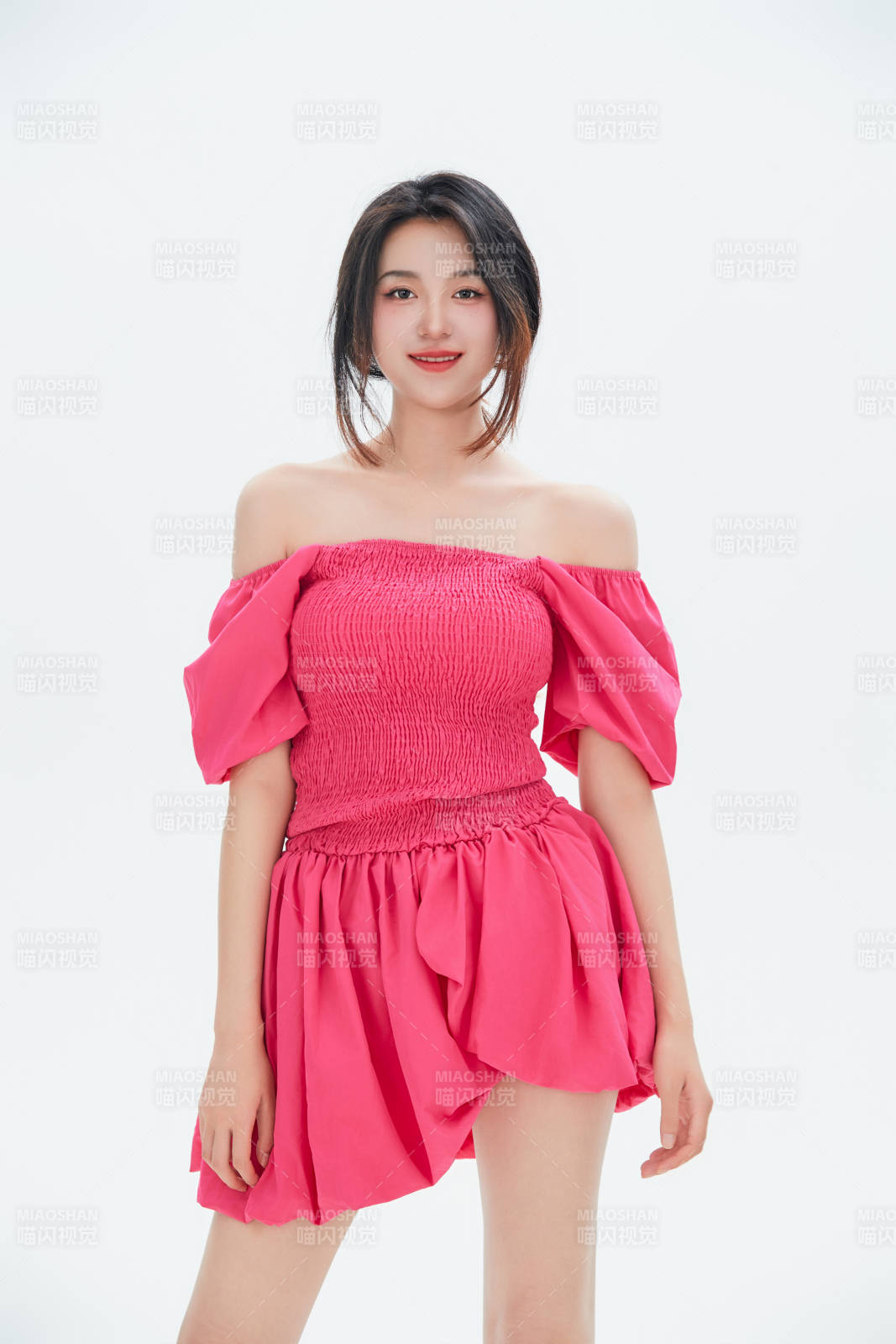 白色背景里的中國女性大學生